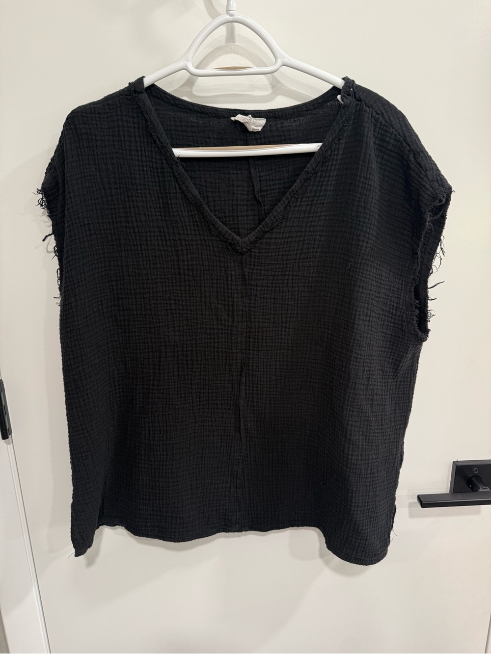 ANDREE BY UNIT Black Sleeveless V-Neck Textured Gauze Top